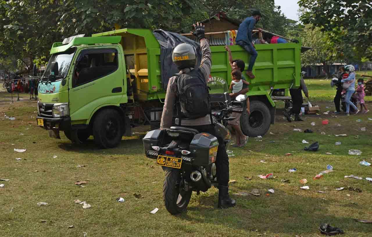 Polisi Bubarkan Kerumunan...