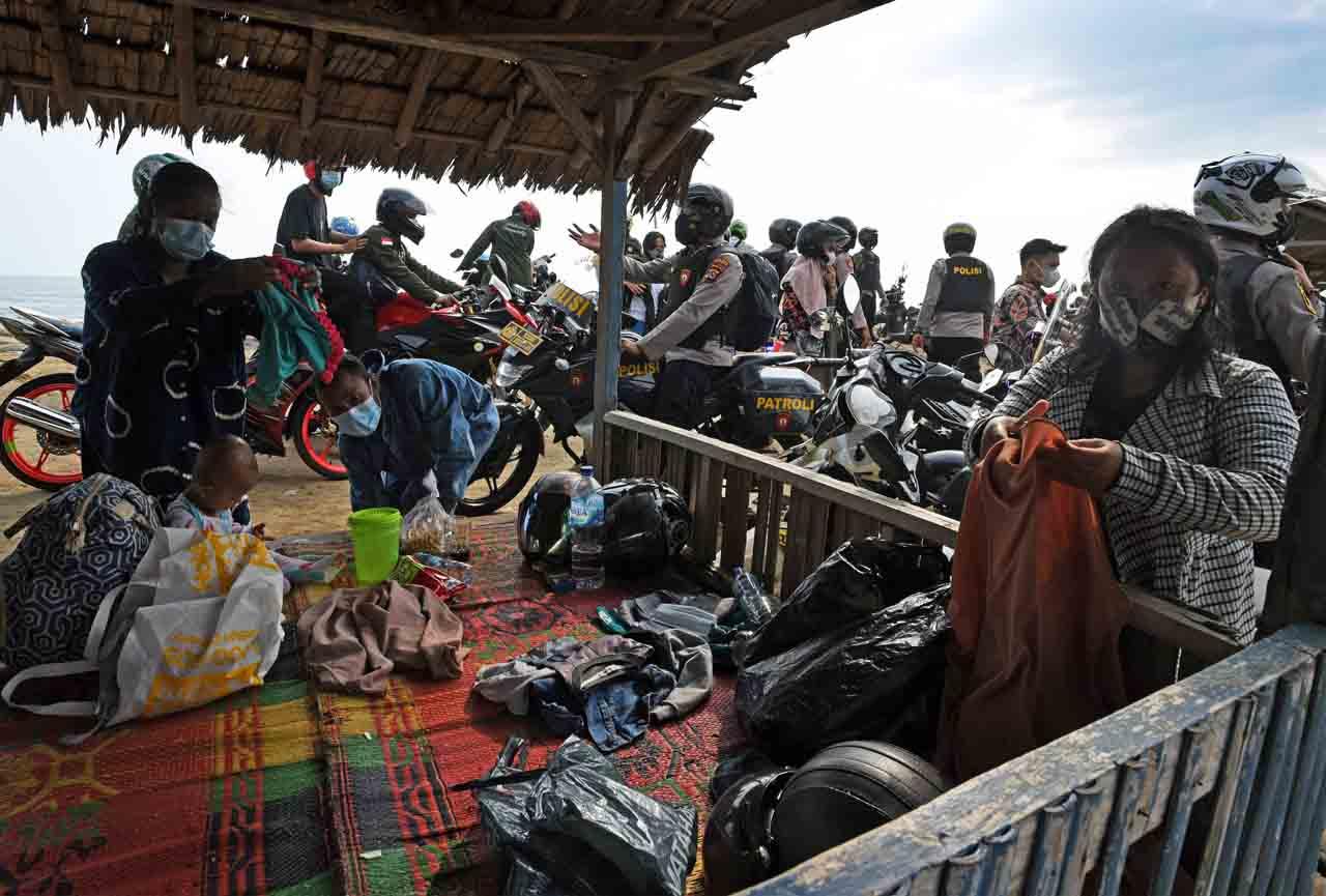 Polisi Bubarkan Kerumunan...
