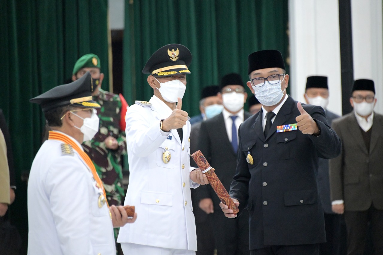 Gubernur Jabar Lantik...