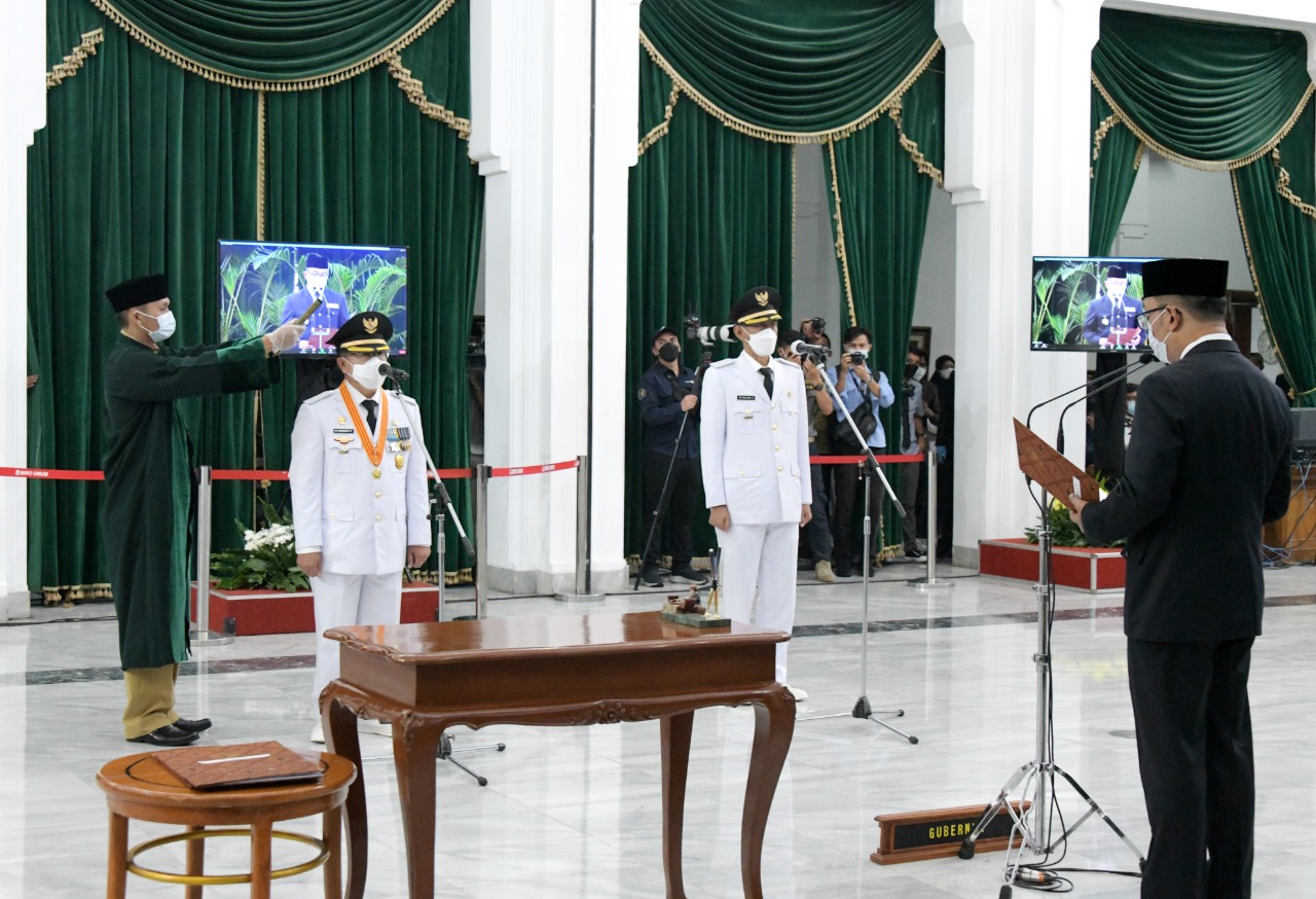 Gubernur Jabar Lantik...
