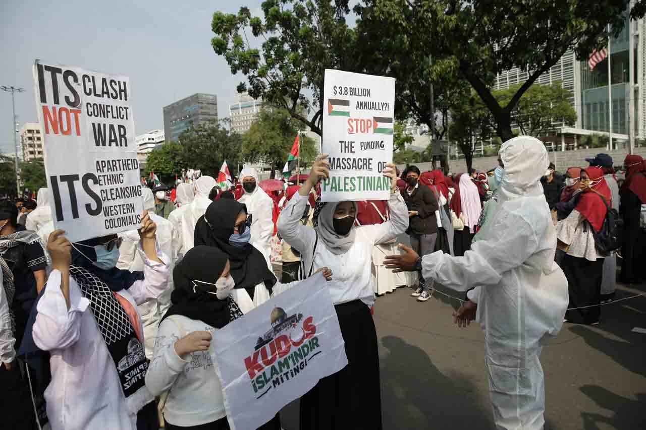 Polisi Kenakan Baju...
