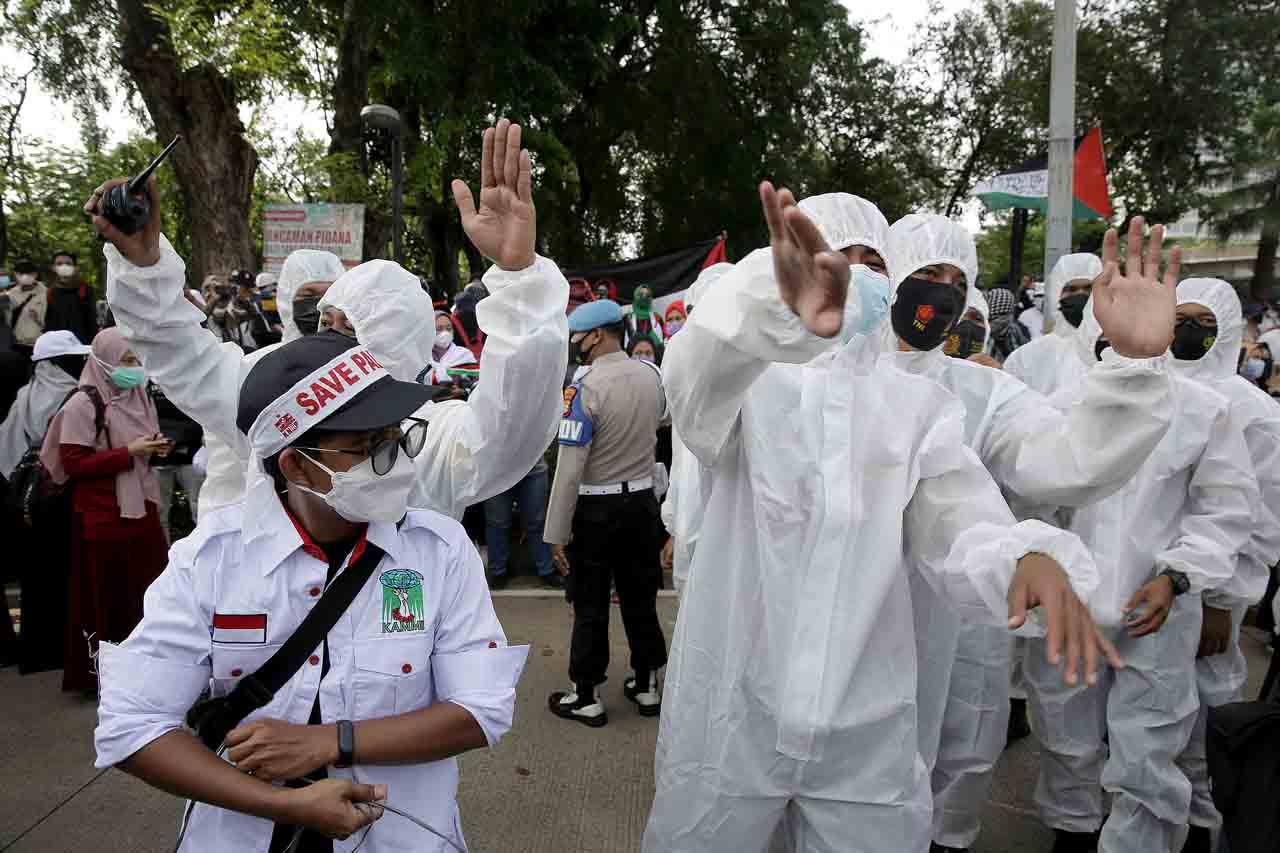 Polisi Kenakan Baju...