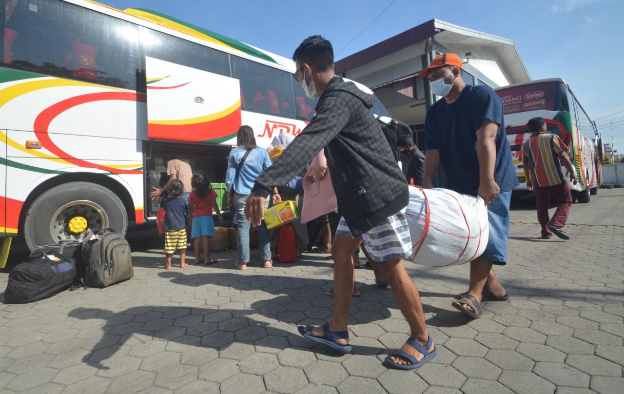 Arus Balik Bus AKAP...