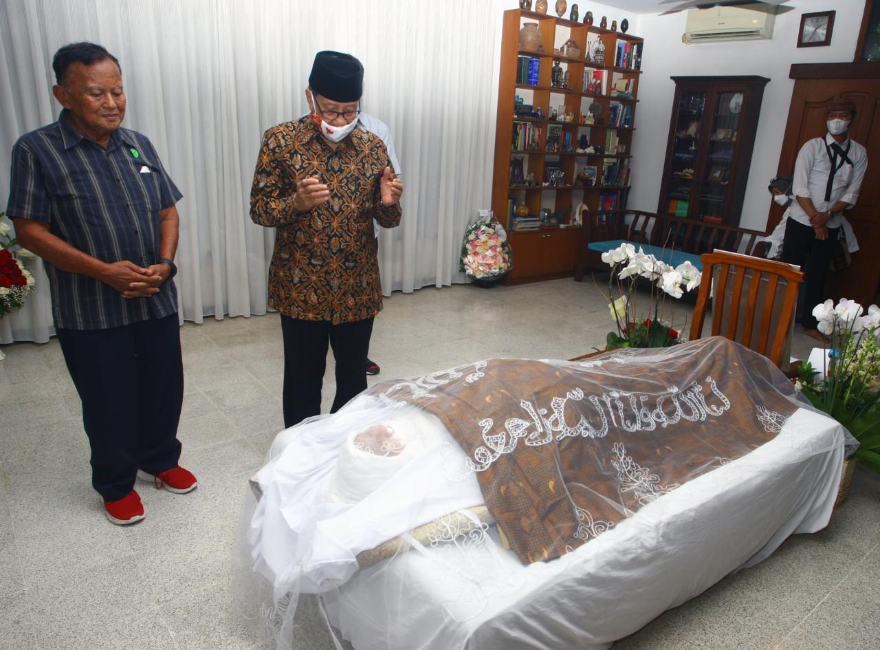 Wimar Witoelar Tutup...