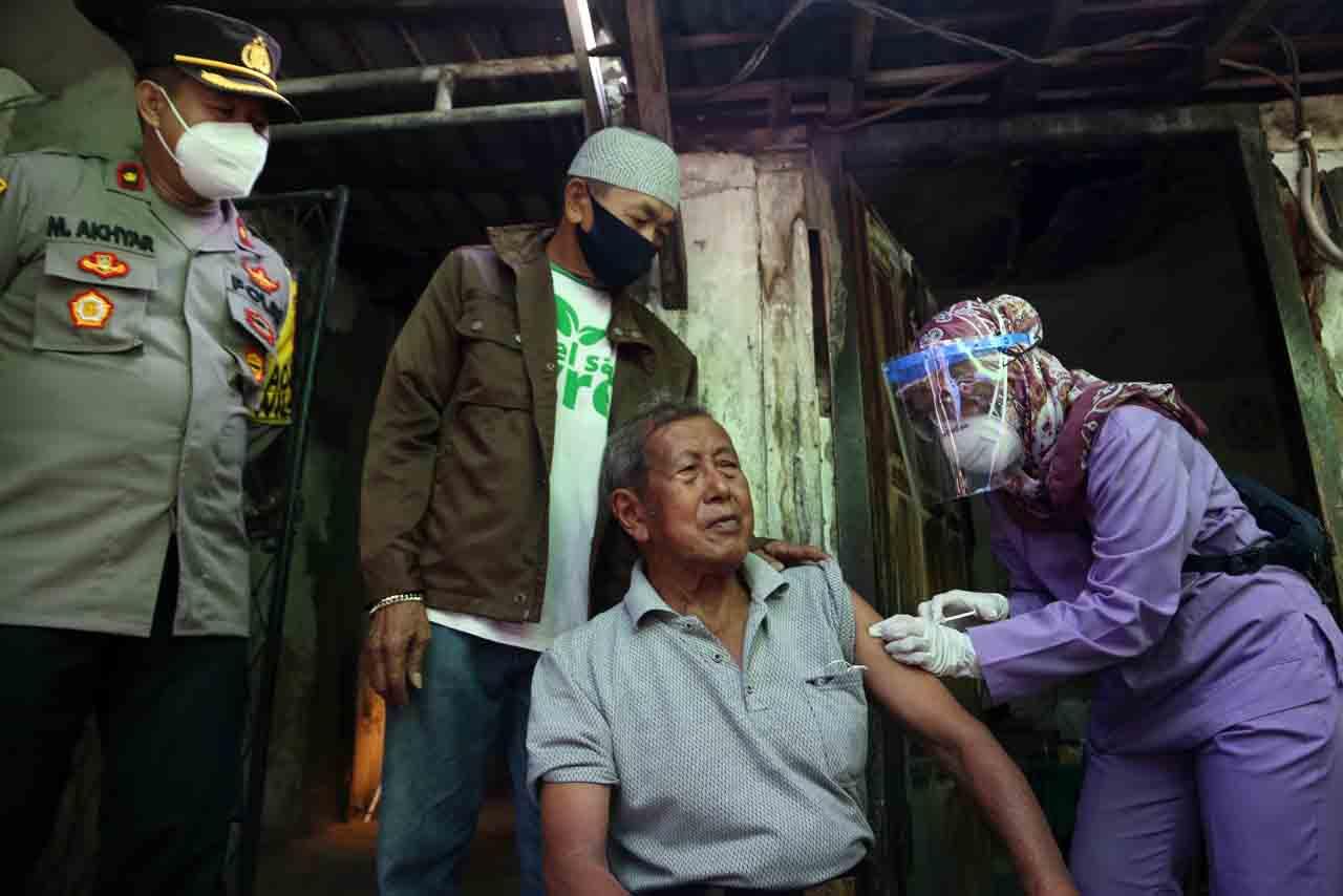 Tim Gerebek Vaksin Kecamatan...