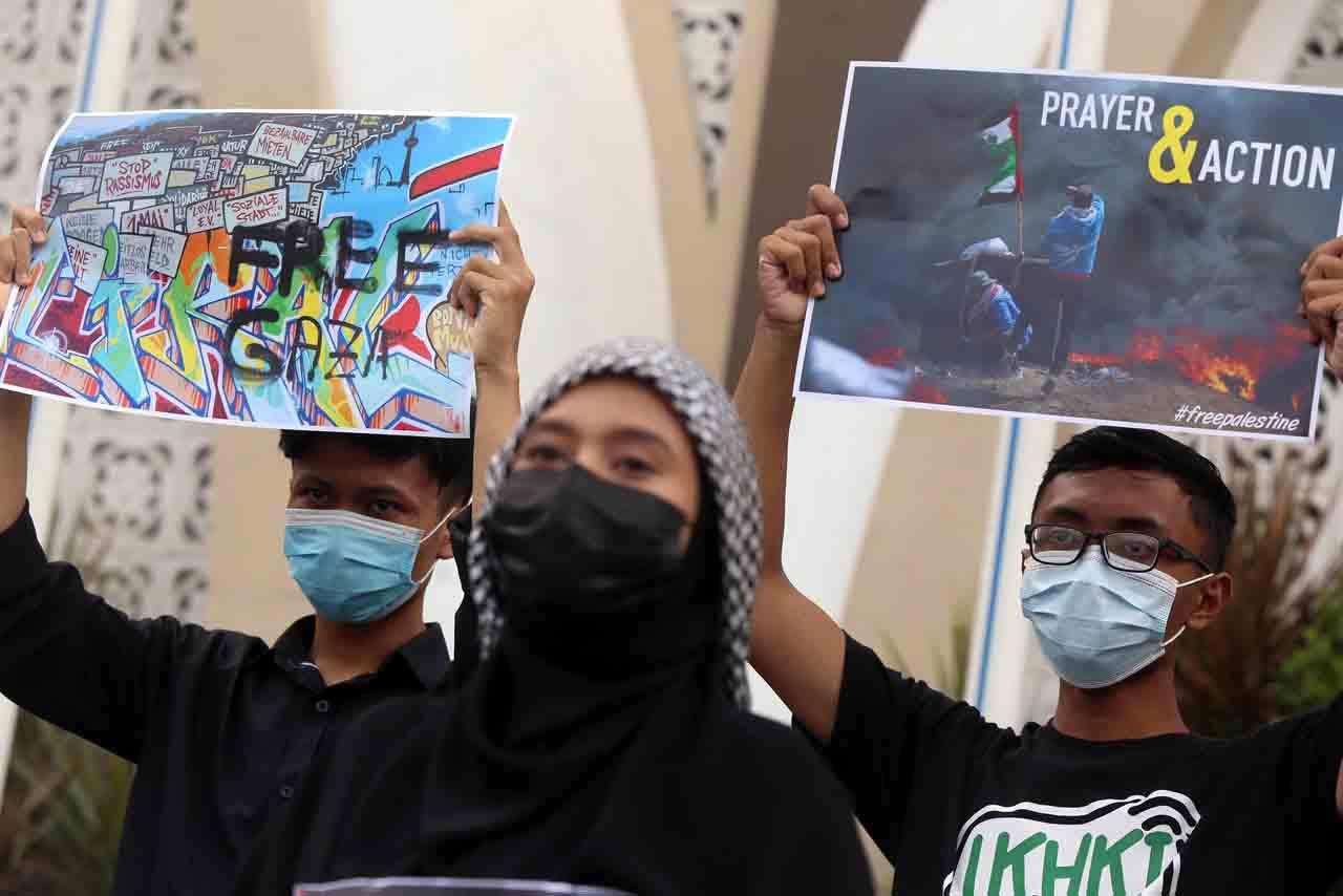 Mahasiswa UMSurabaya...
