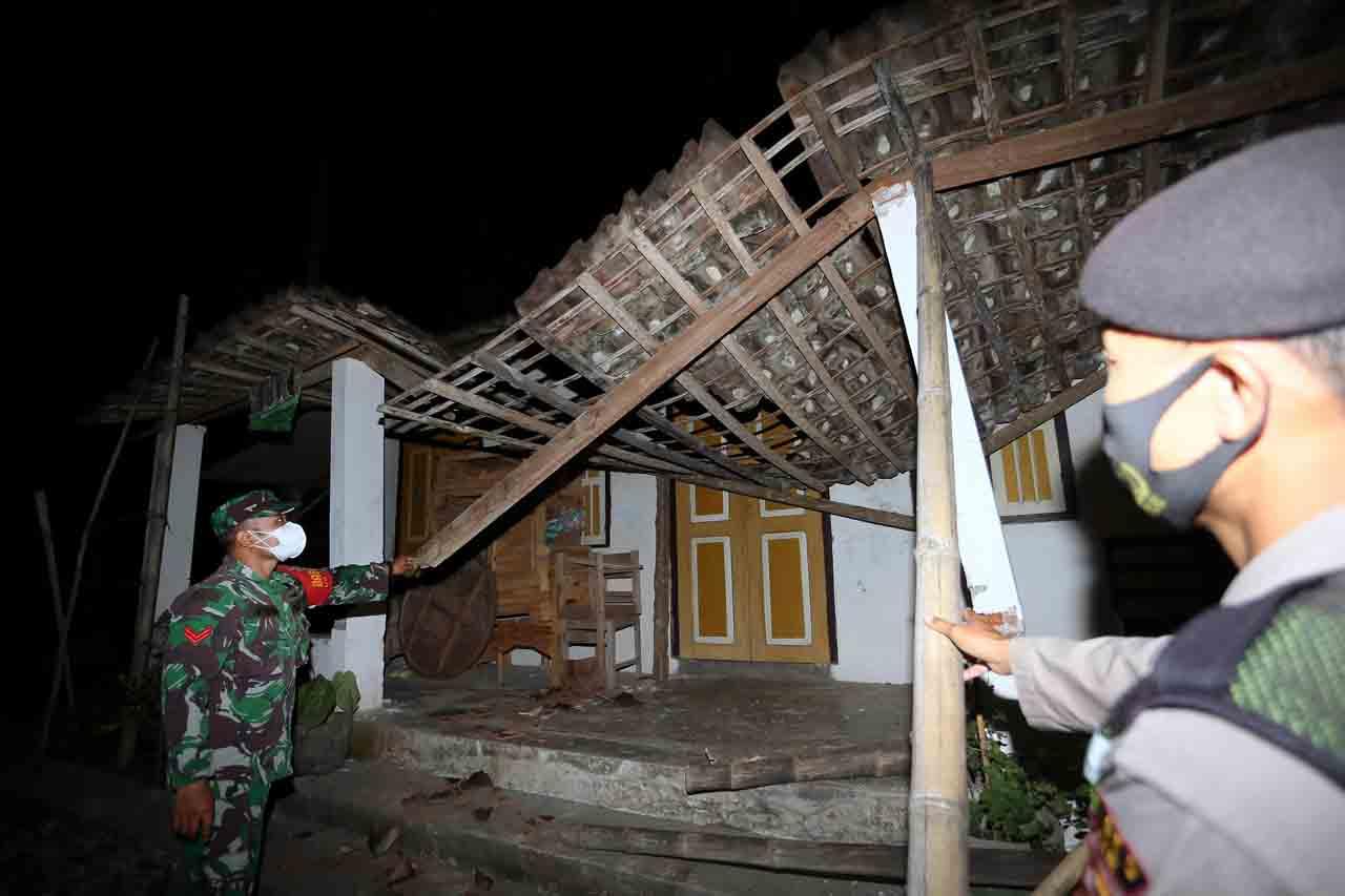Rumah Warga Rusak Terdampak...