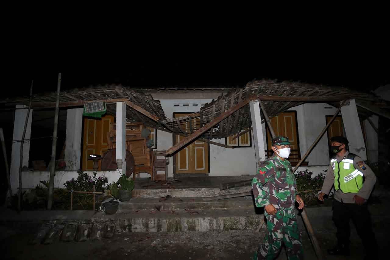 Rumah Warga Rusak Terdampak...