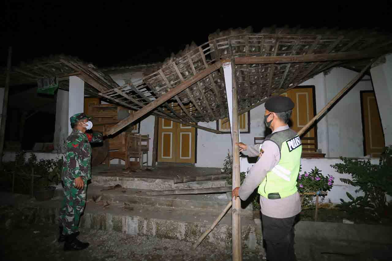 Rumah Warga Rusak Terdampak...