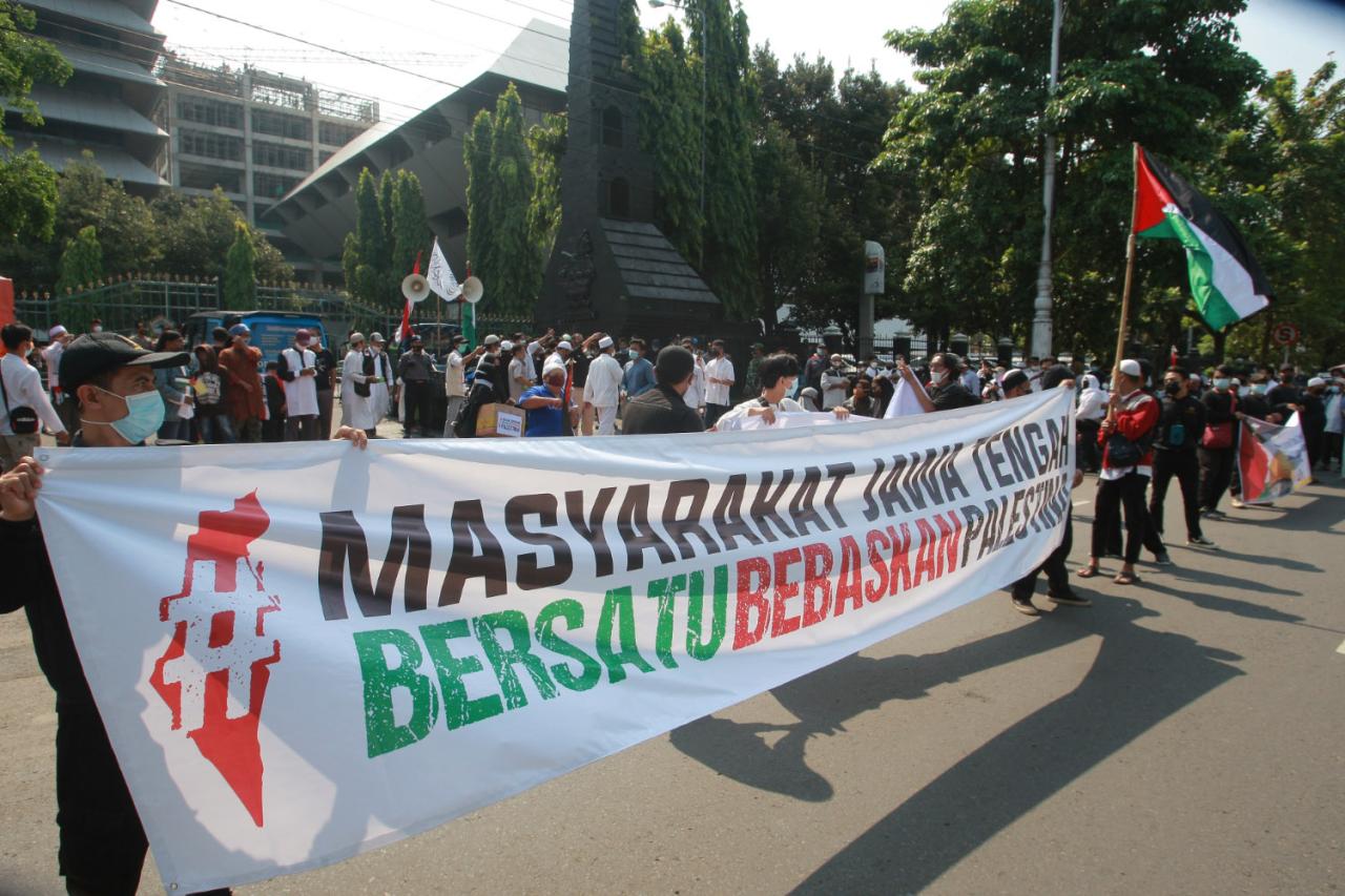 Ratusan Warga Semarang...