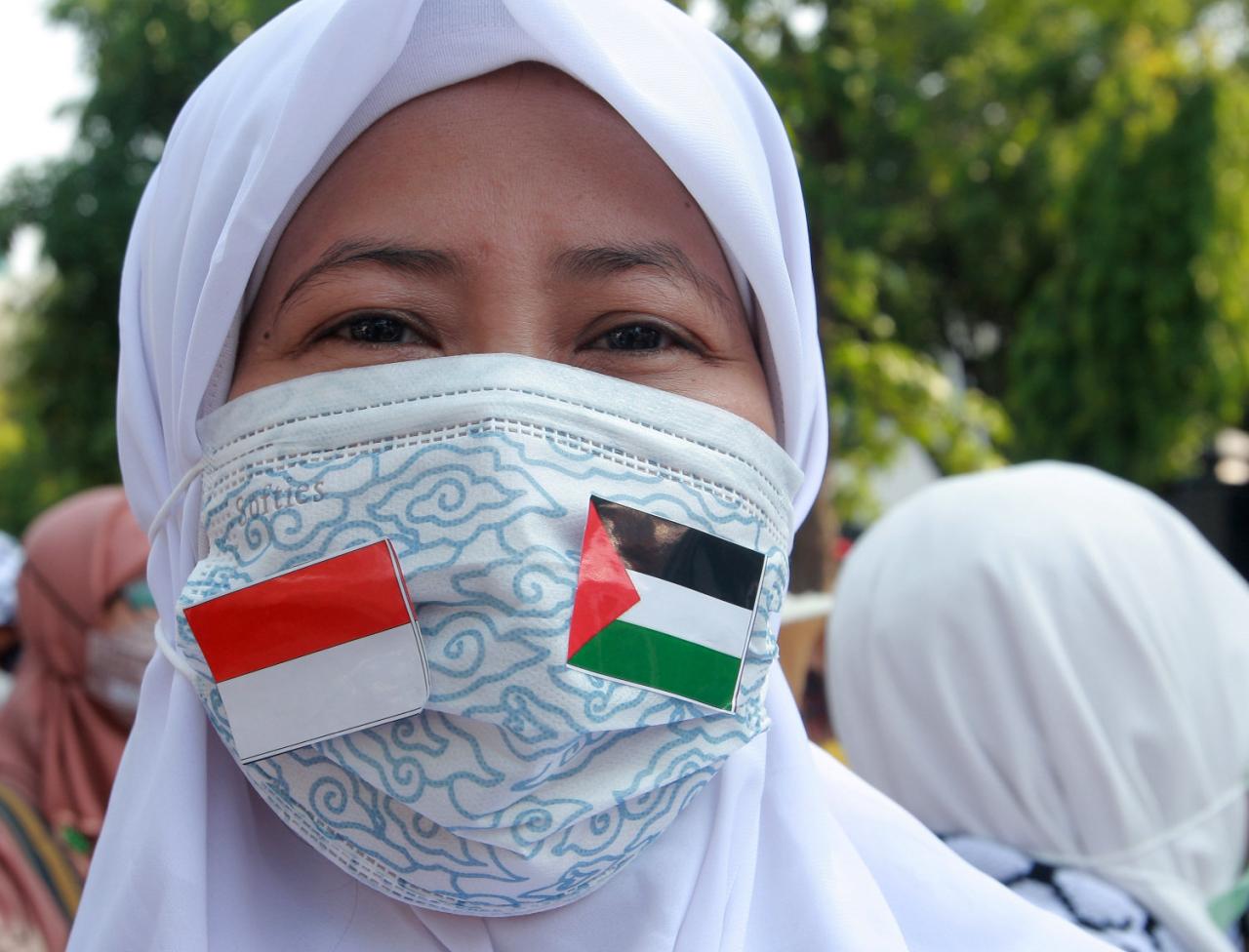 Ratusan Warga Semarang...