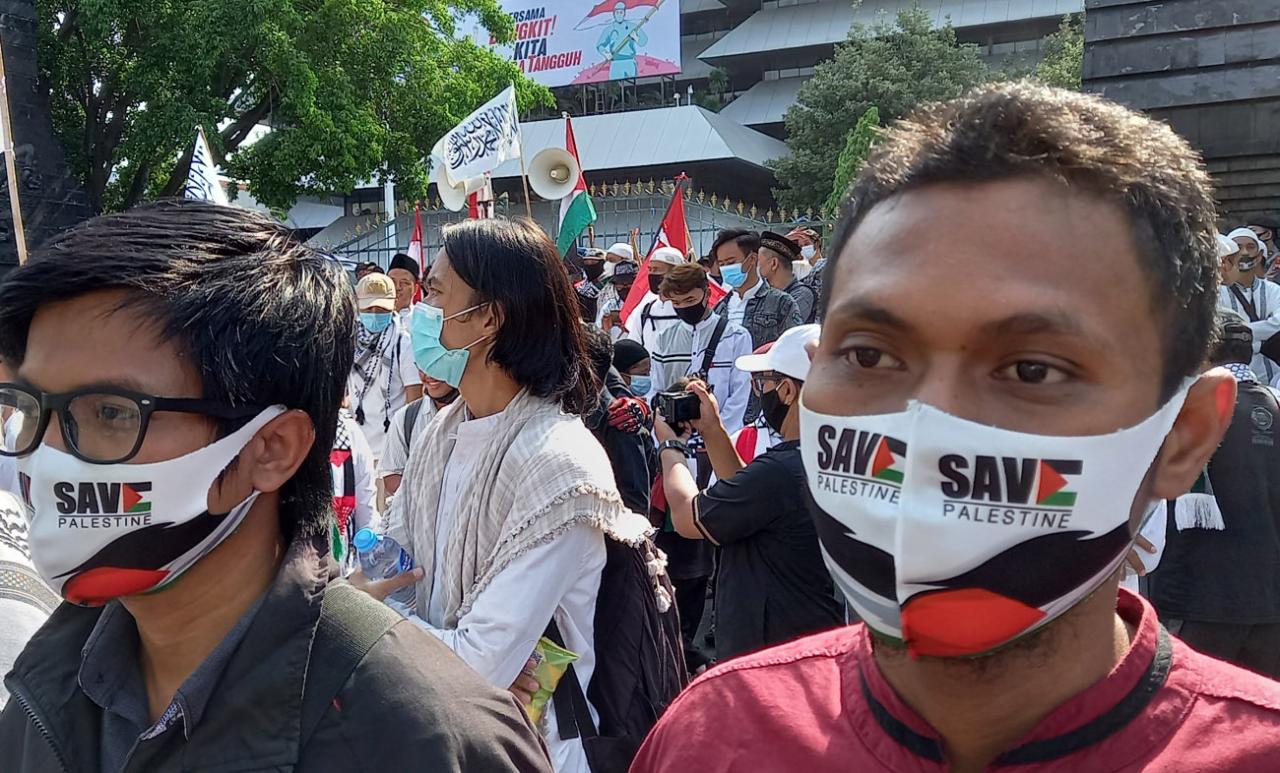 Ratusan Warga Semarang...