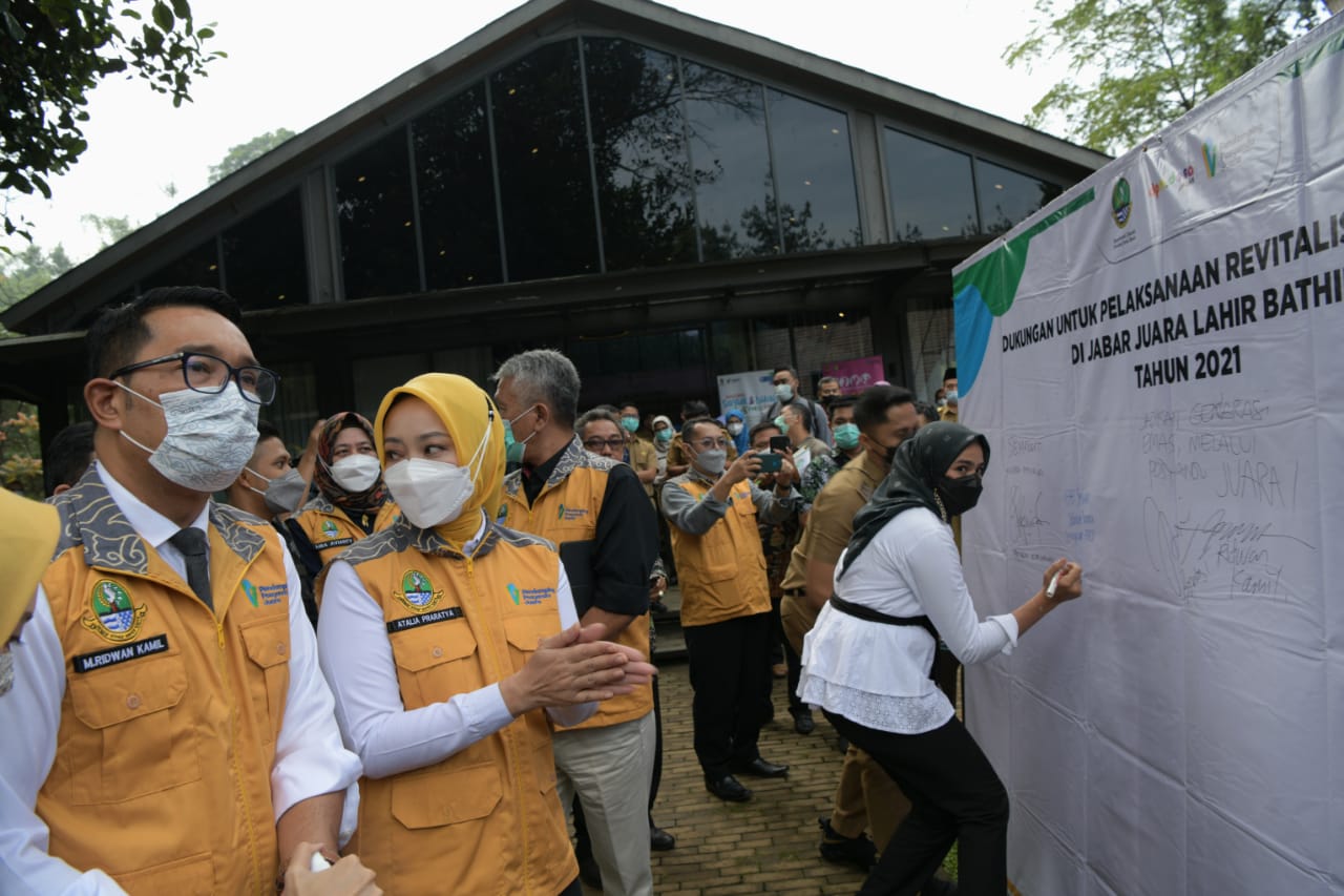 Ridwan Kamil Luncurkan...