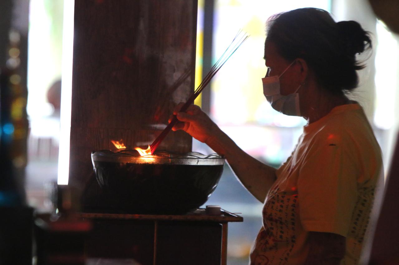 Khusyuk Waisak di Vihara...