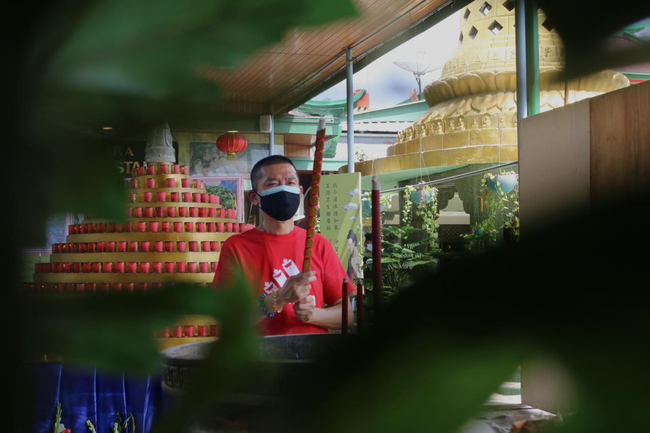 Khusyuk Waisak di Vihara...