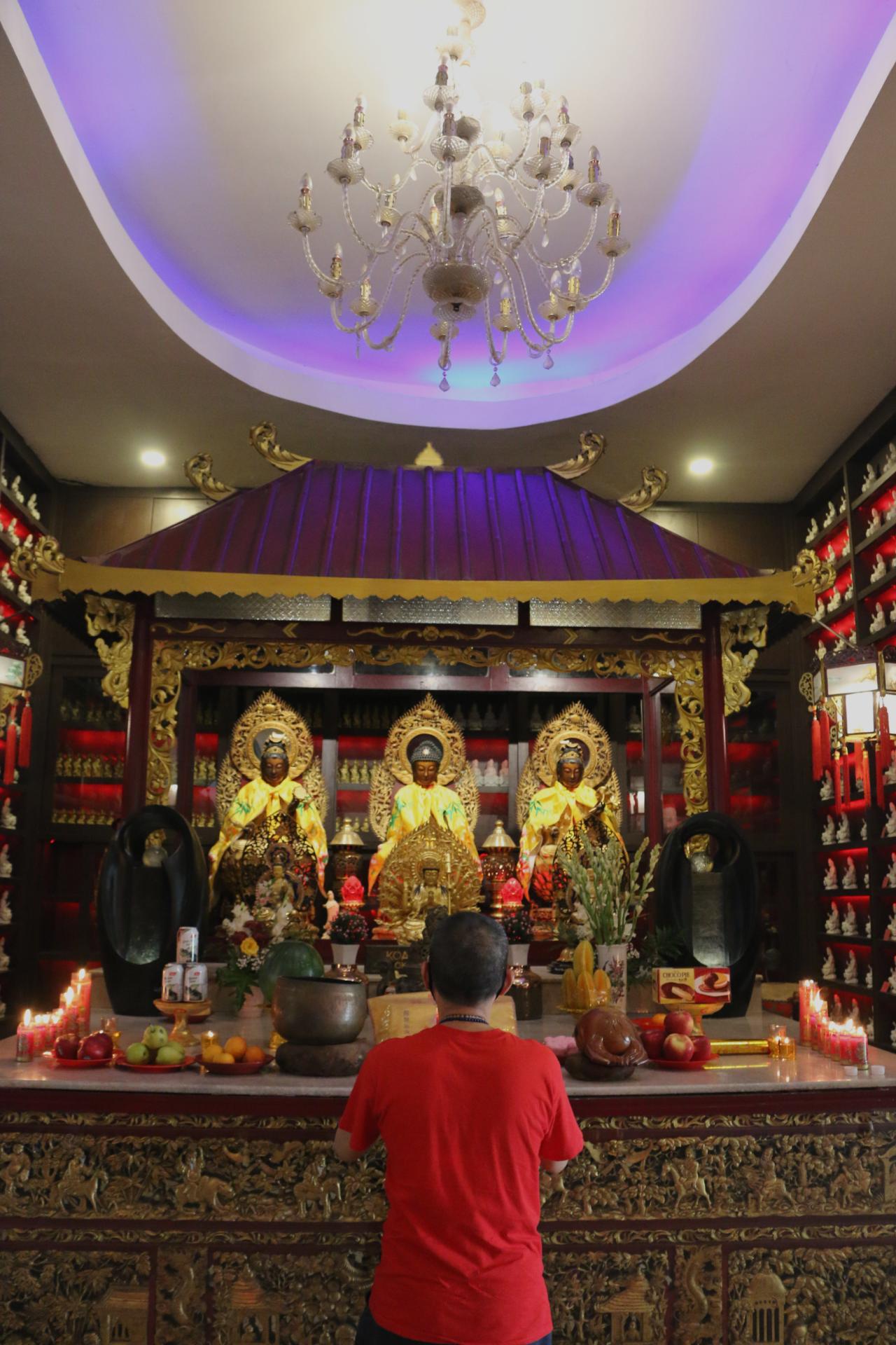 Khusyuk Waisak di Vihara...