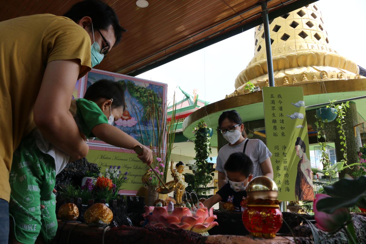 Khusyuk Waisak di Vihara...