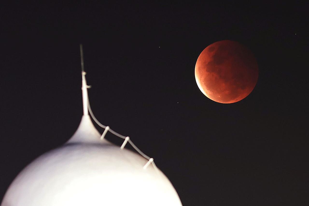 Gerhana Bulan Total...