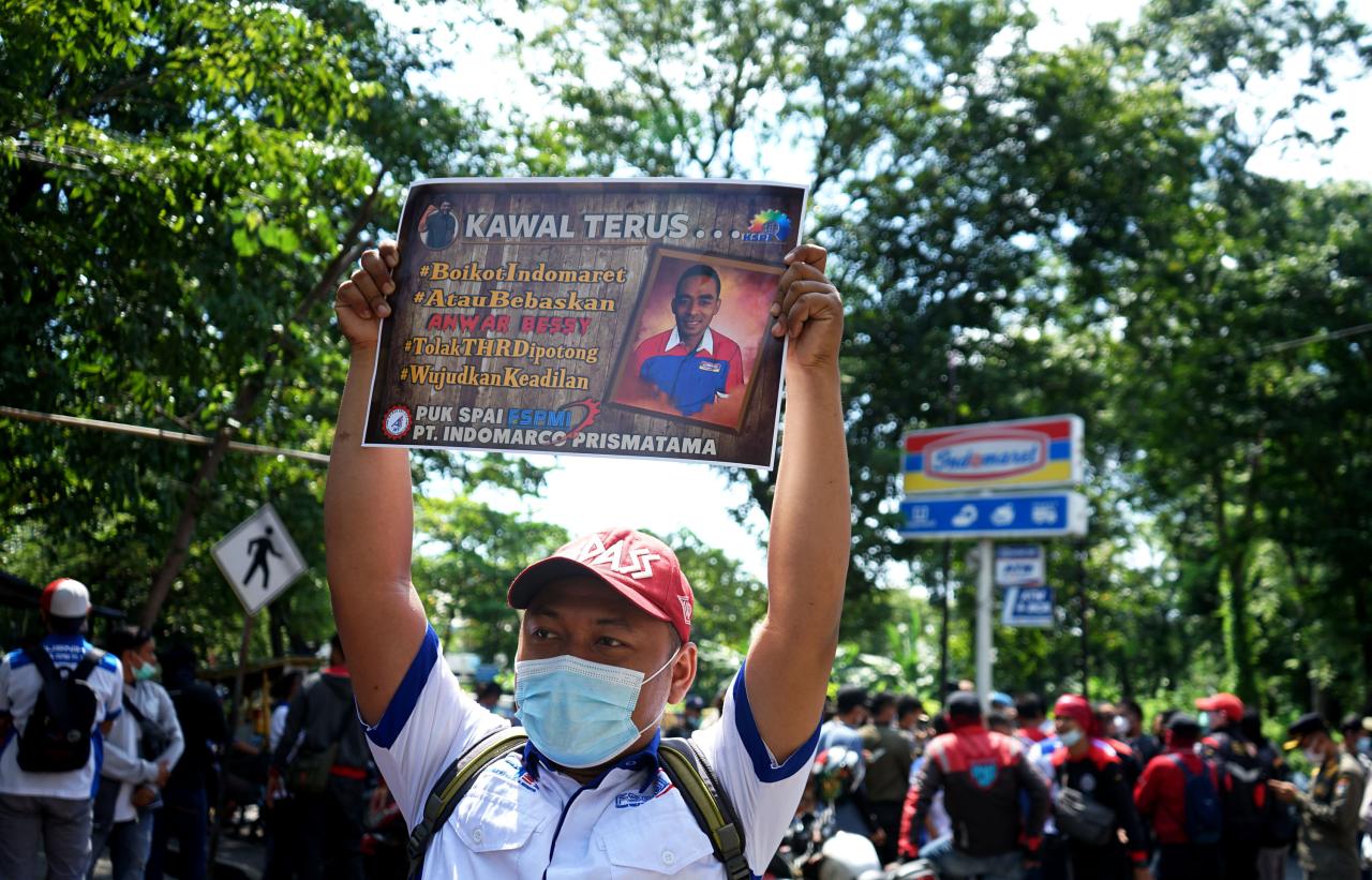 Buruh Gelar Aksi Boikot...