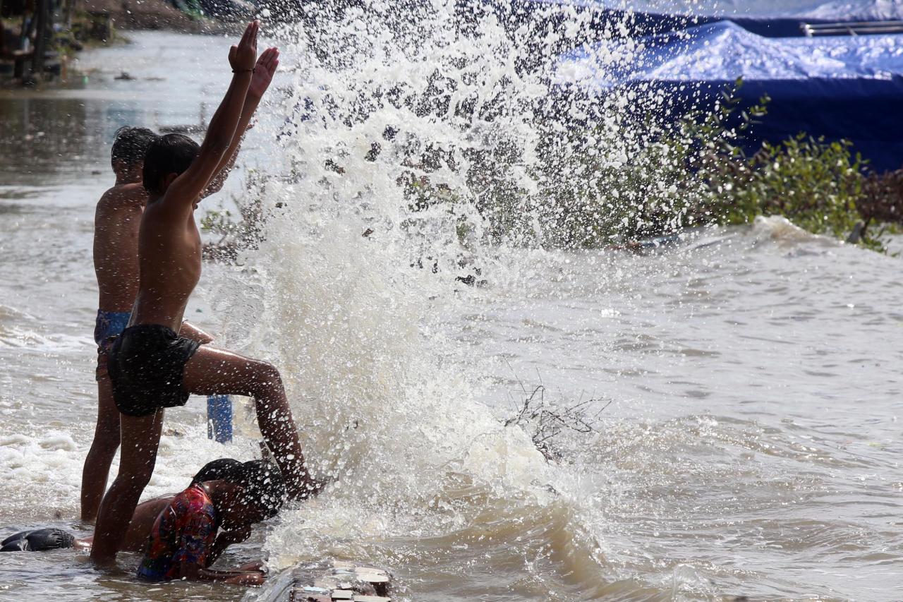 Diterjang Banjir Rob,...