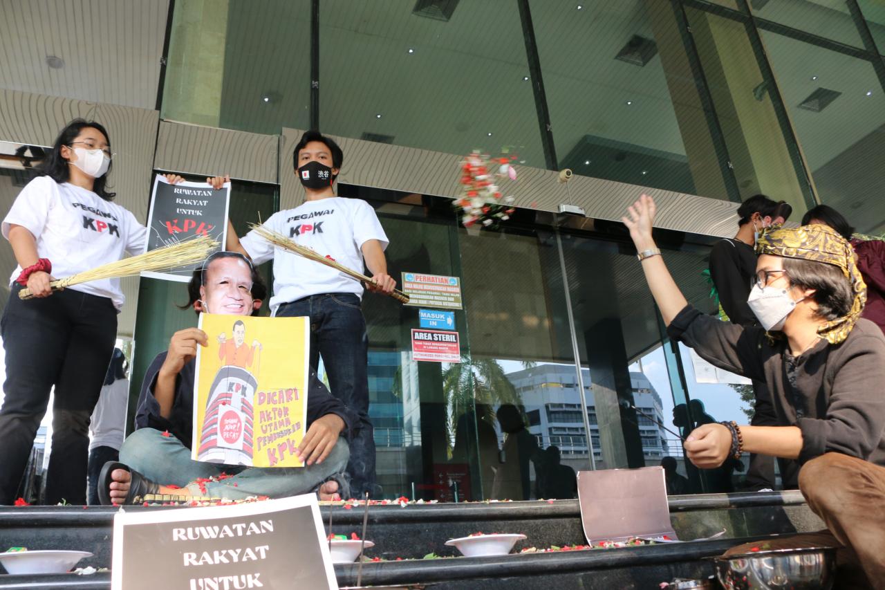 Lebih Banyak Mudarat,...