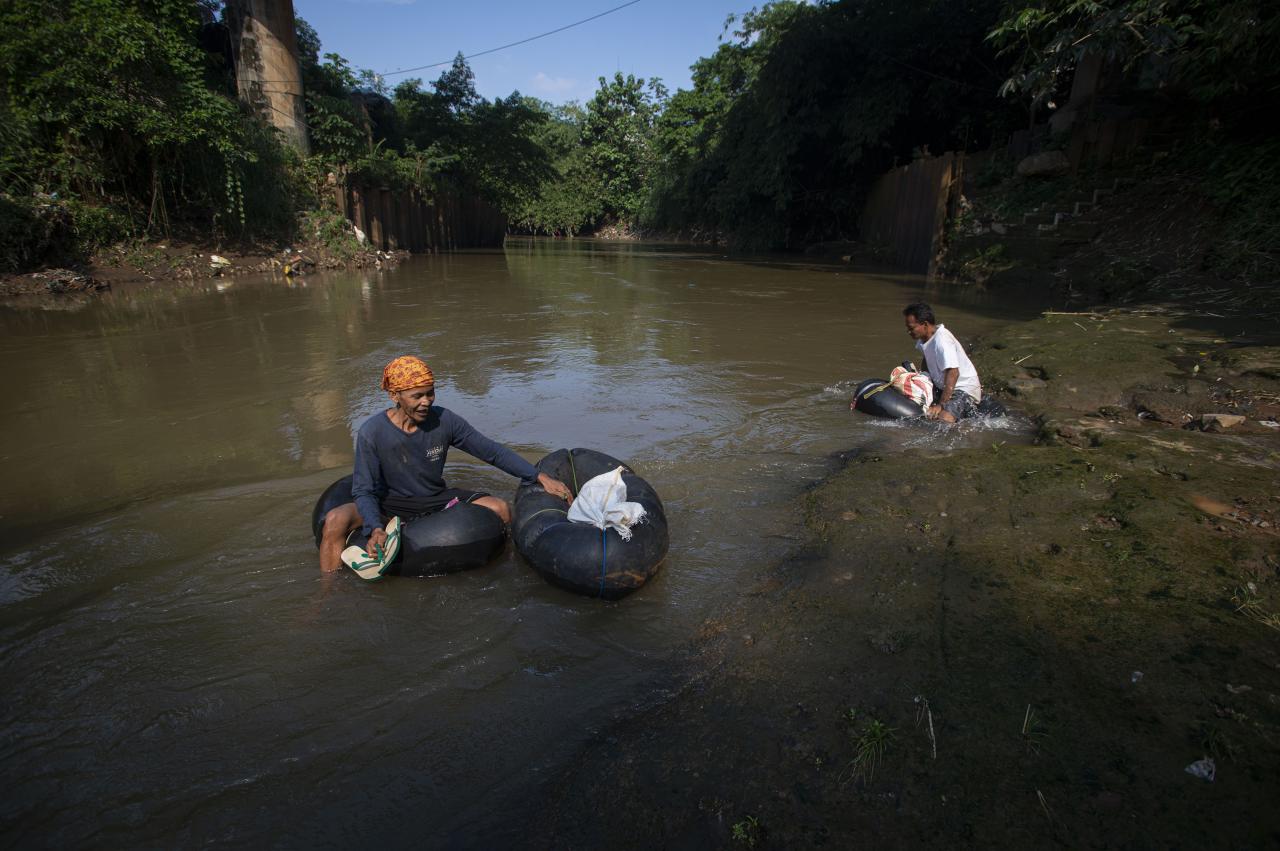 Pencari Logam di Sungai...
