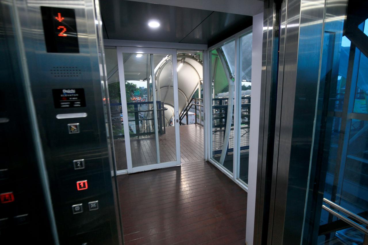 Pengoperasian Lift di...