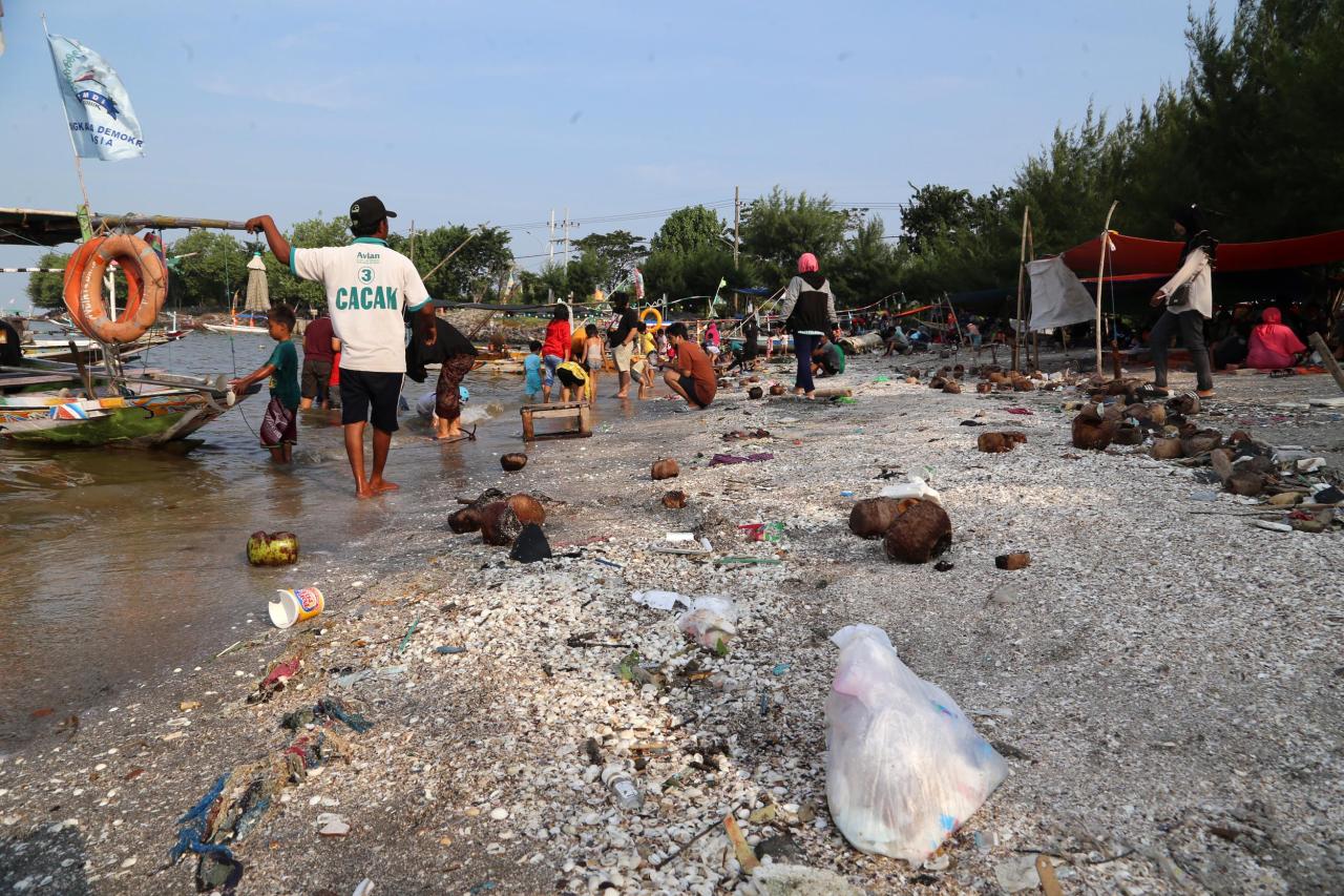 Miris, Sampah Berserakan...