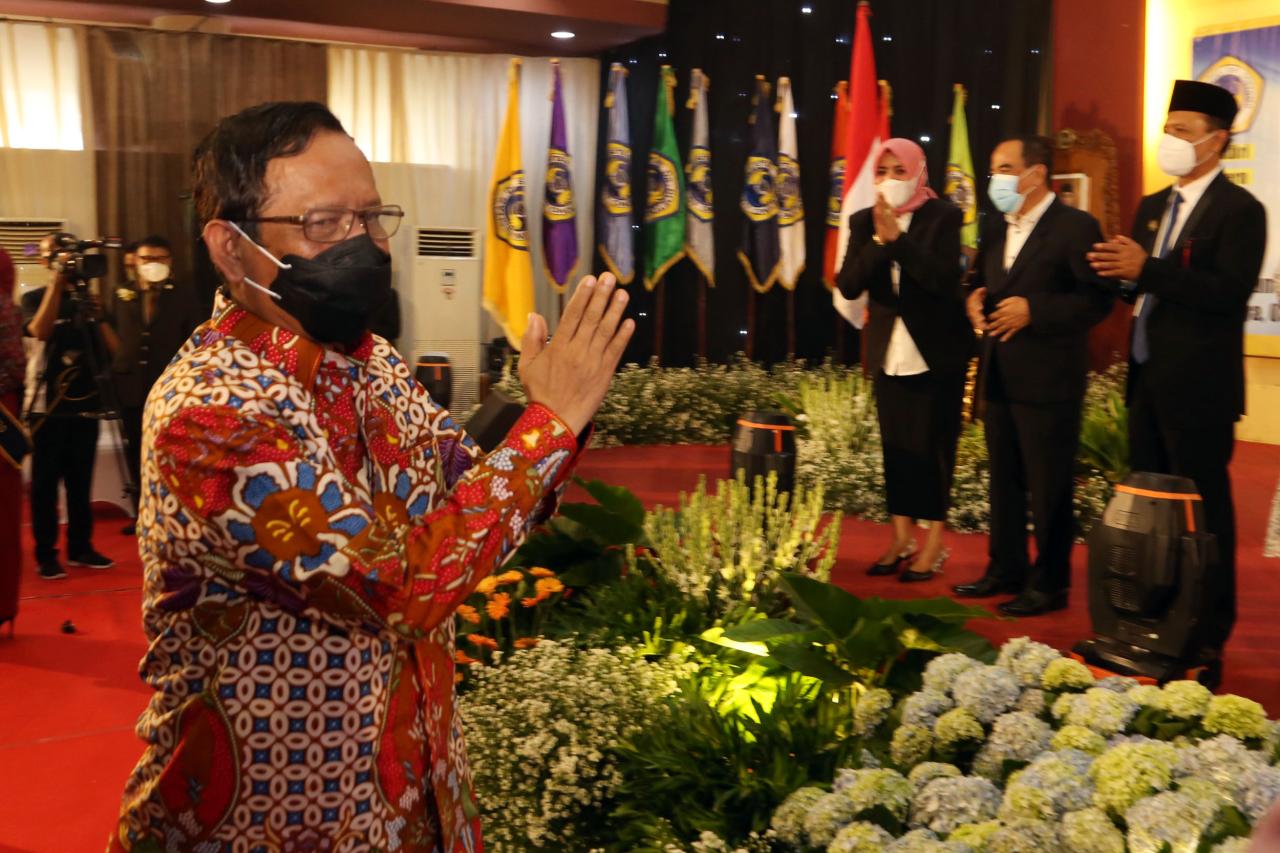 Mahfud MD Hadiri Pelantikan...