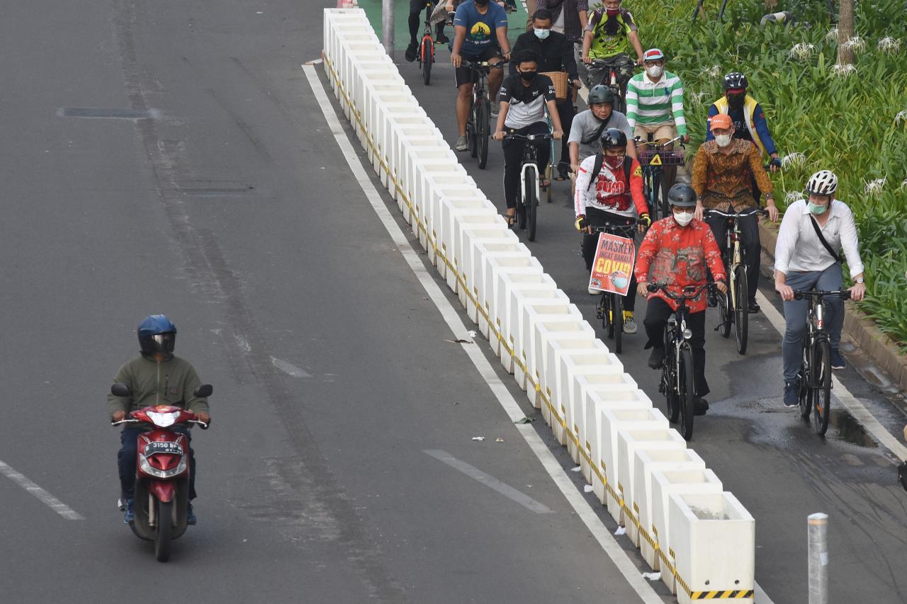 Gowes Pakai Batik, Begini...