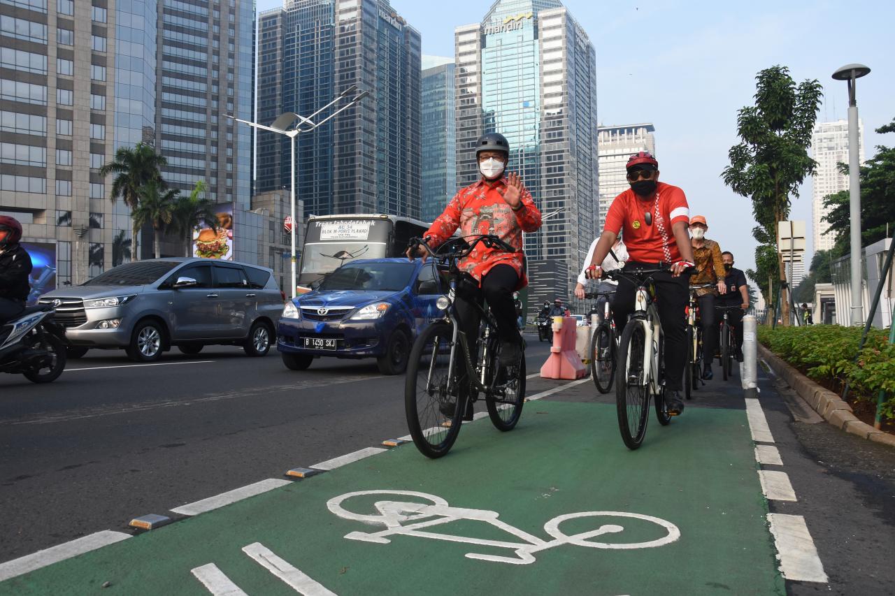 Gowes Pakai Batik, Begini...