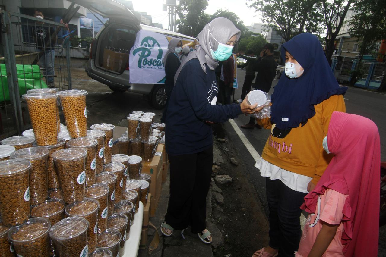 Aksi Bagikan Makanan...