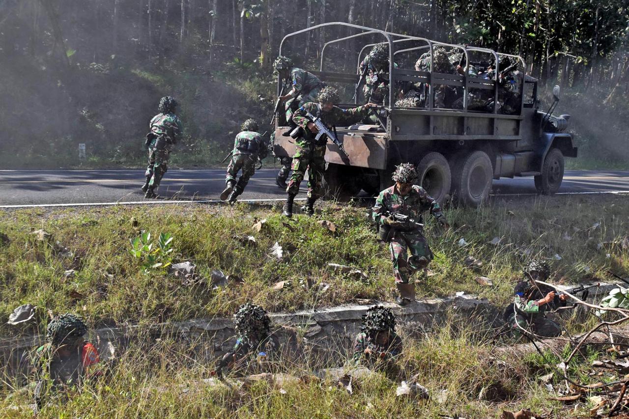 Aksi Marinir Kejar dan...
