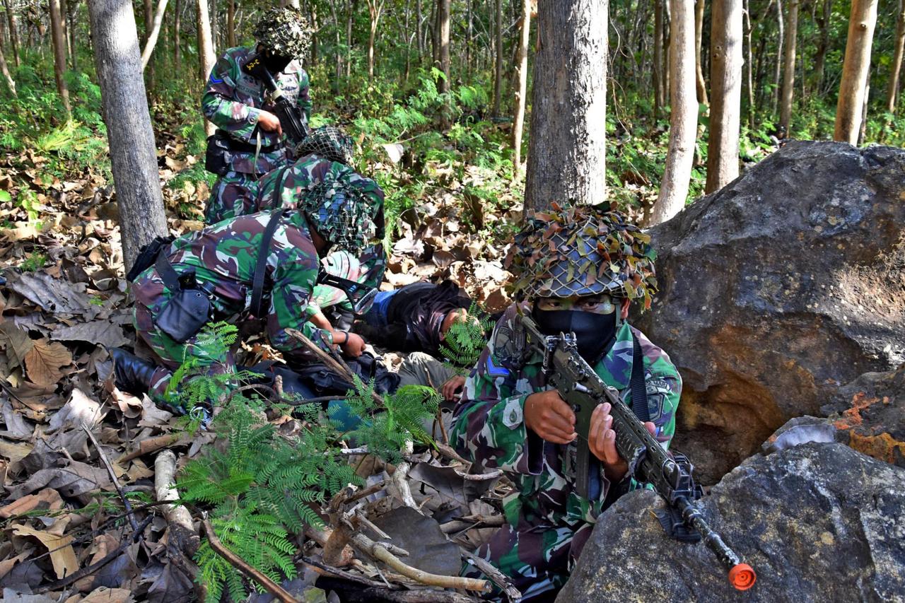 Aksi Marinir Kejar dan...