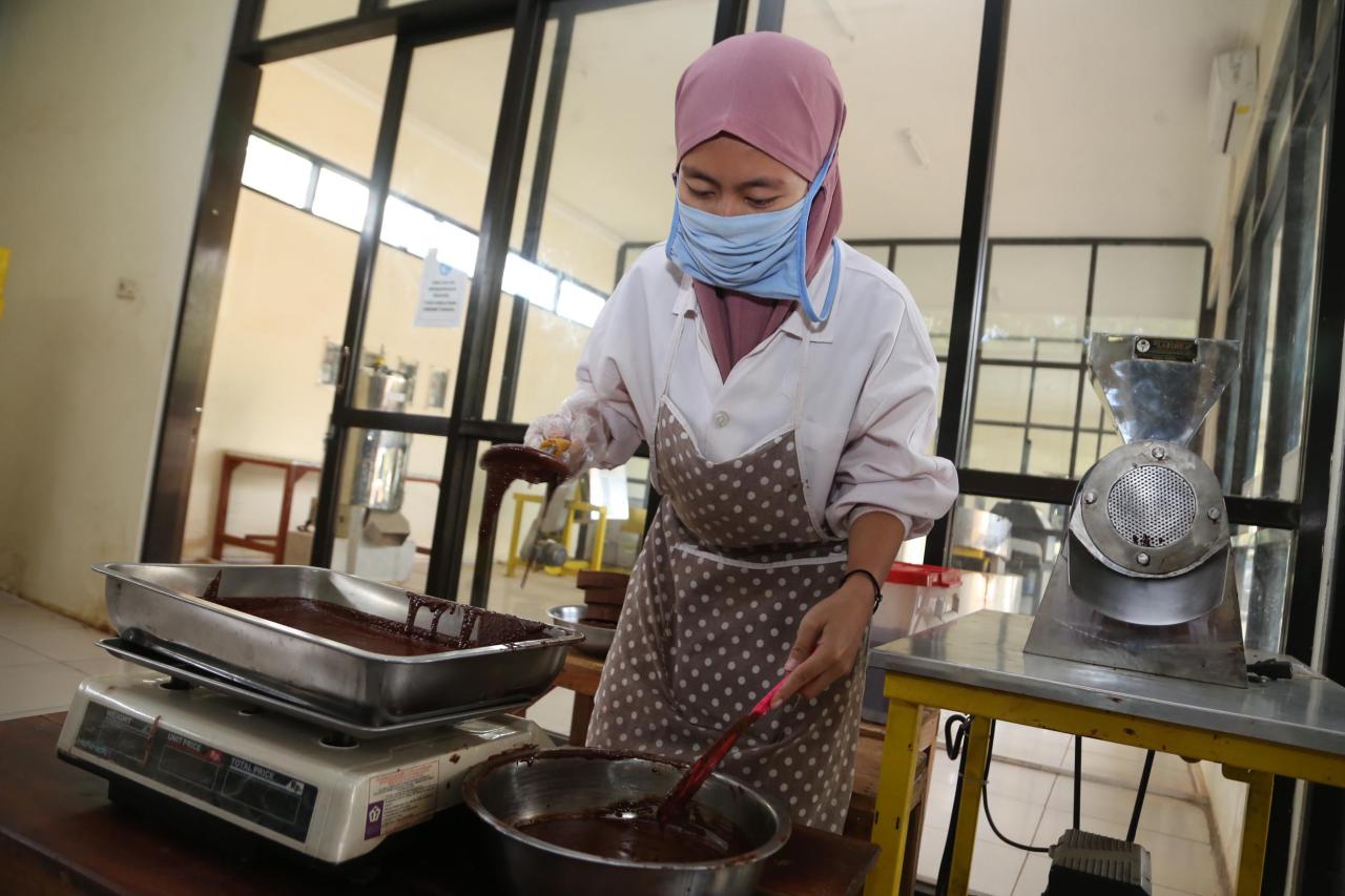 Melihat Proses Produksi...