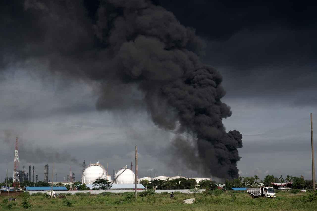 Kepulan Asap Hitam Pekat...