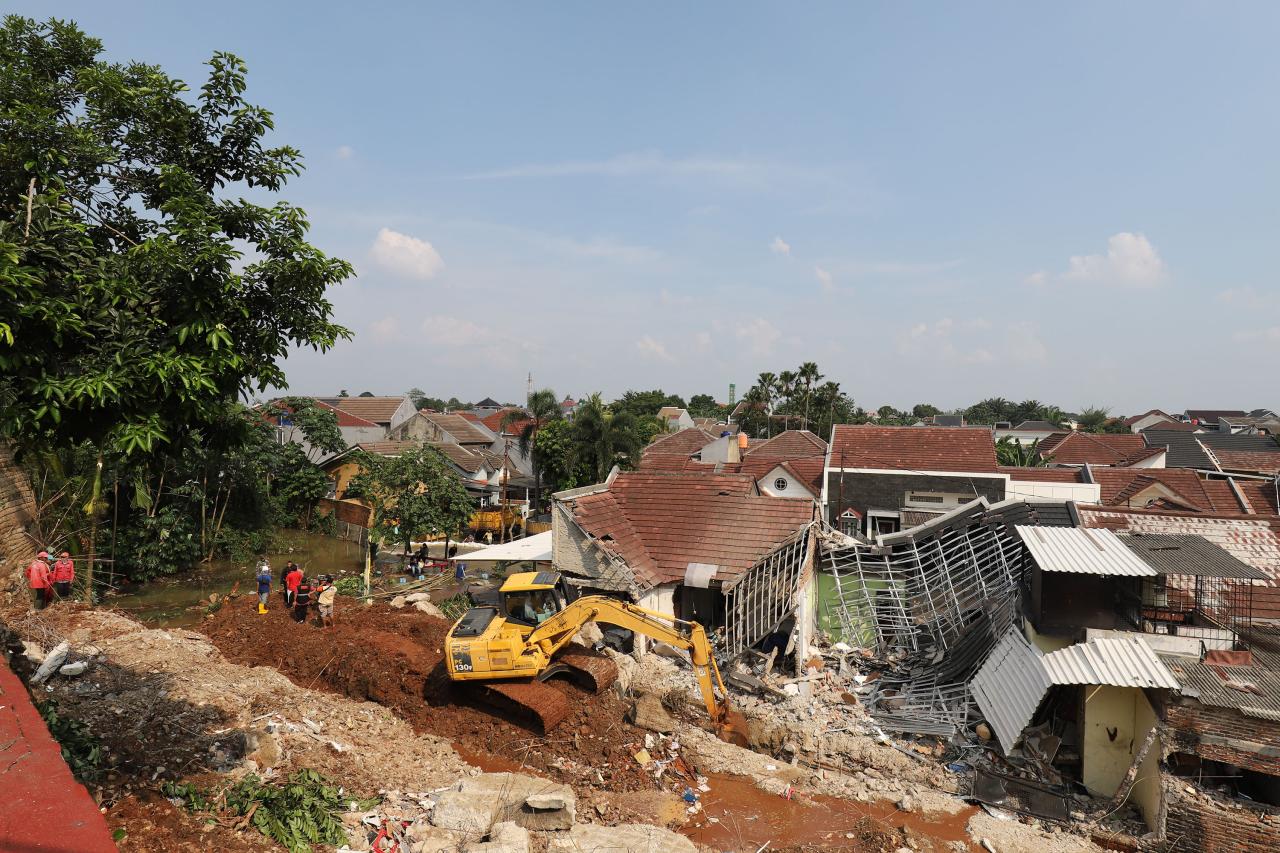 Alat Berat Diterjunkan...