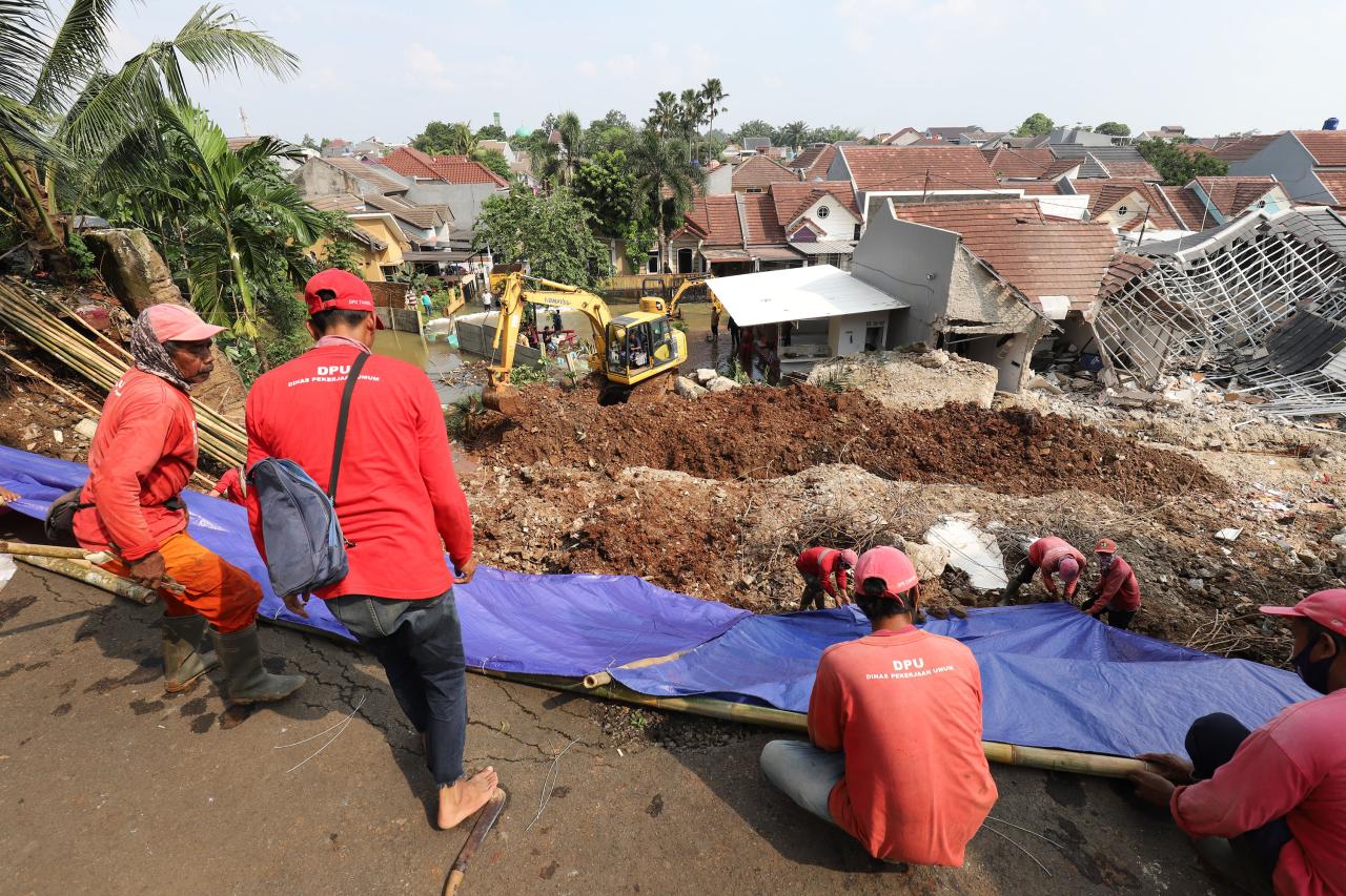 Petugas Pasang Terpal...
