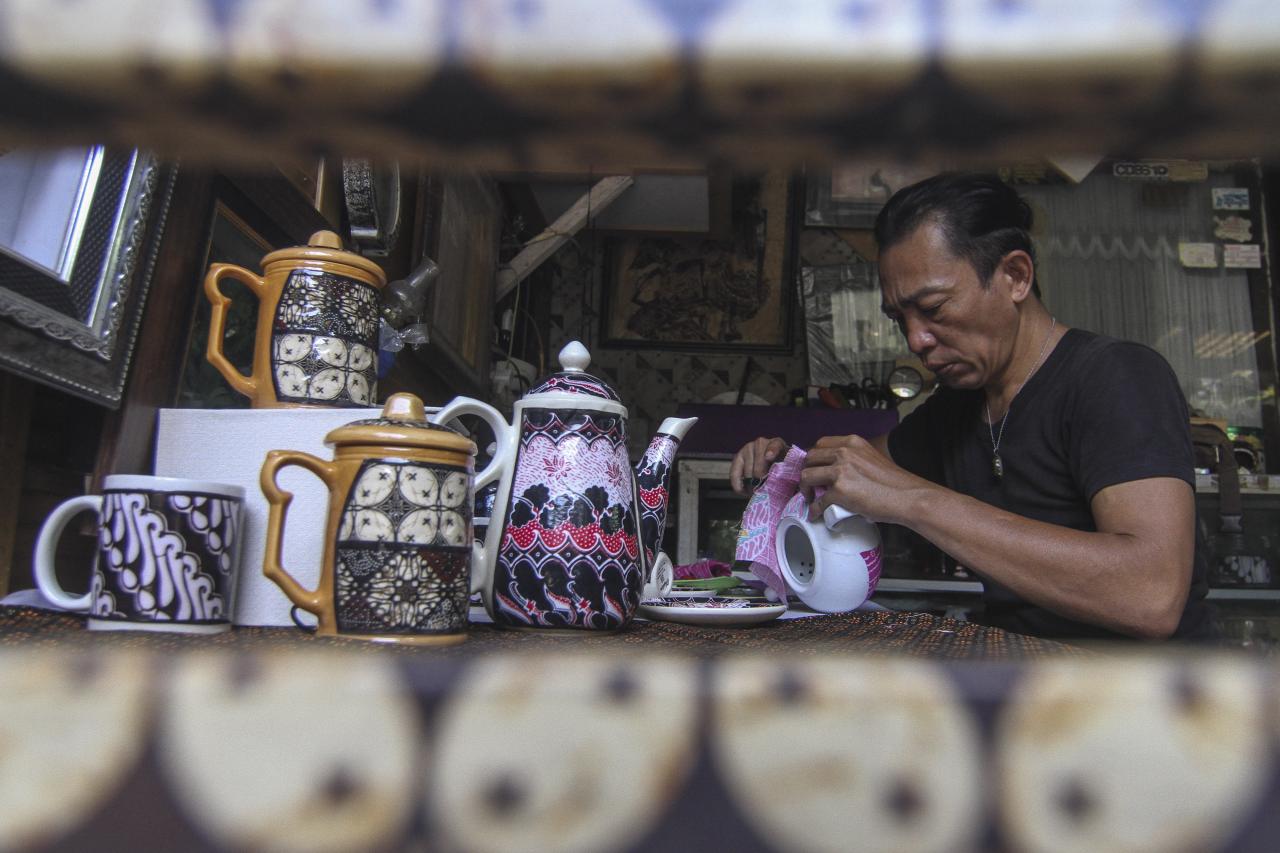 Melihat Kerajinan Batik...
