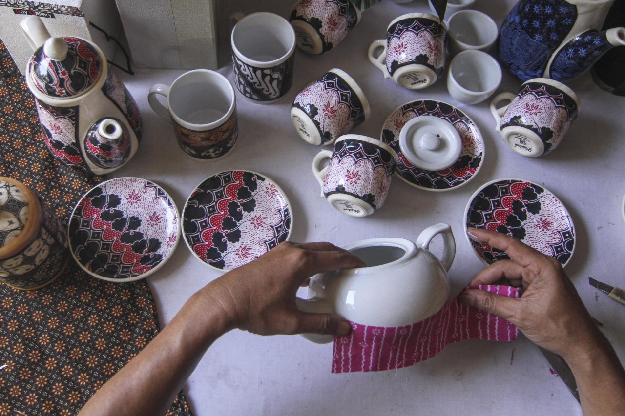 Melihat Kerajinan Batik...