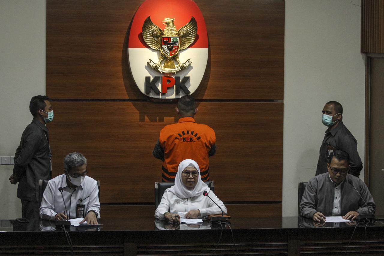 KPK Tahan Tersangka...