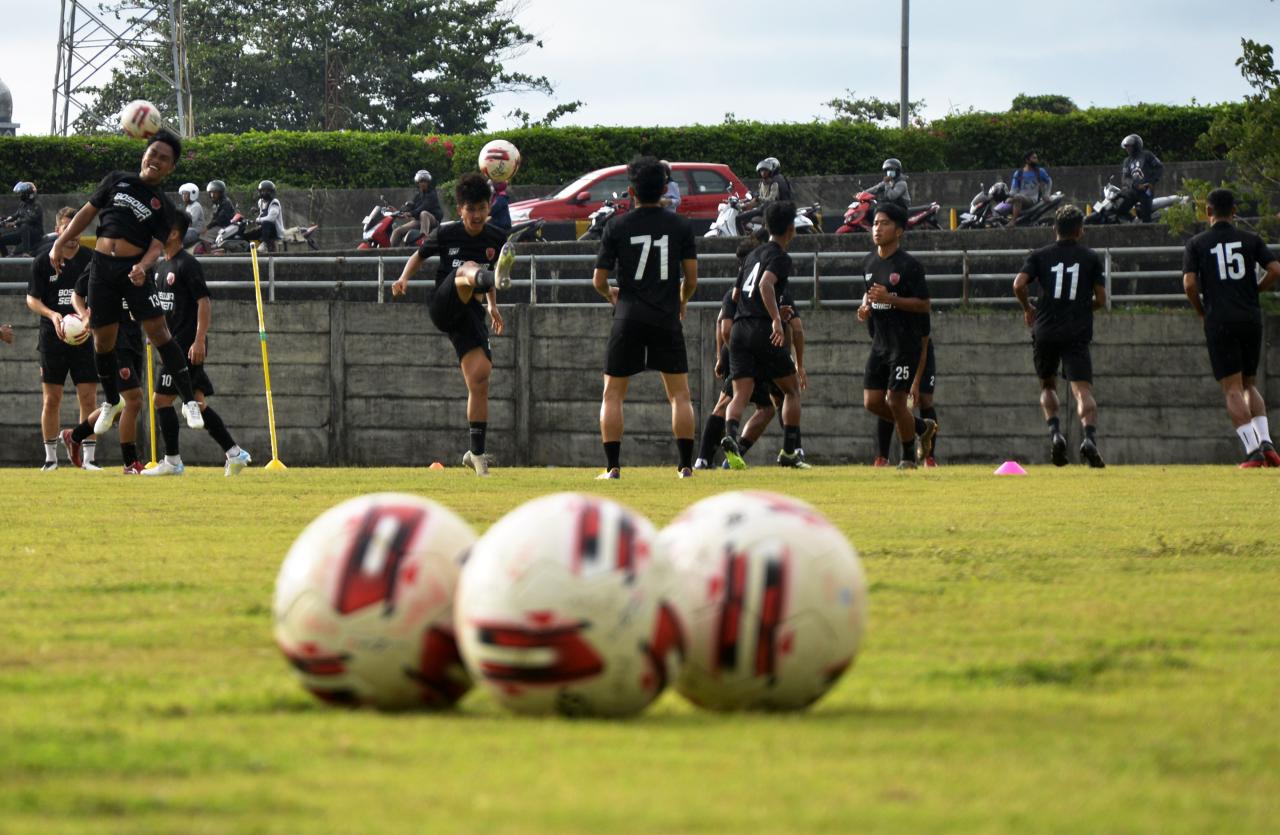 PSM Makassar Gelar Latihan...