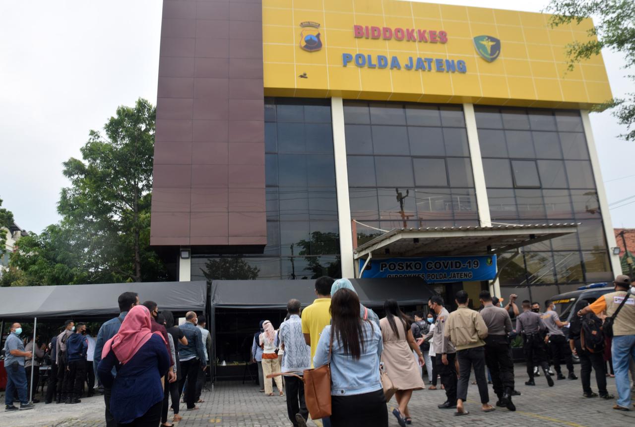 Ratusan Warga dan Polisi...