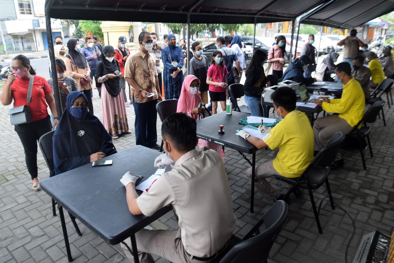 Ratusan Warga dan Polisi...