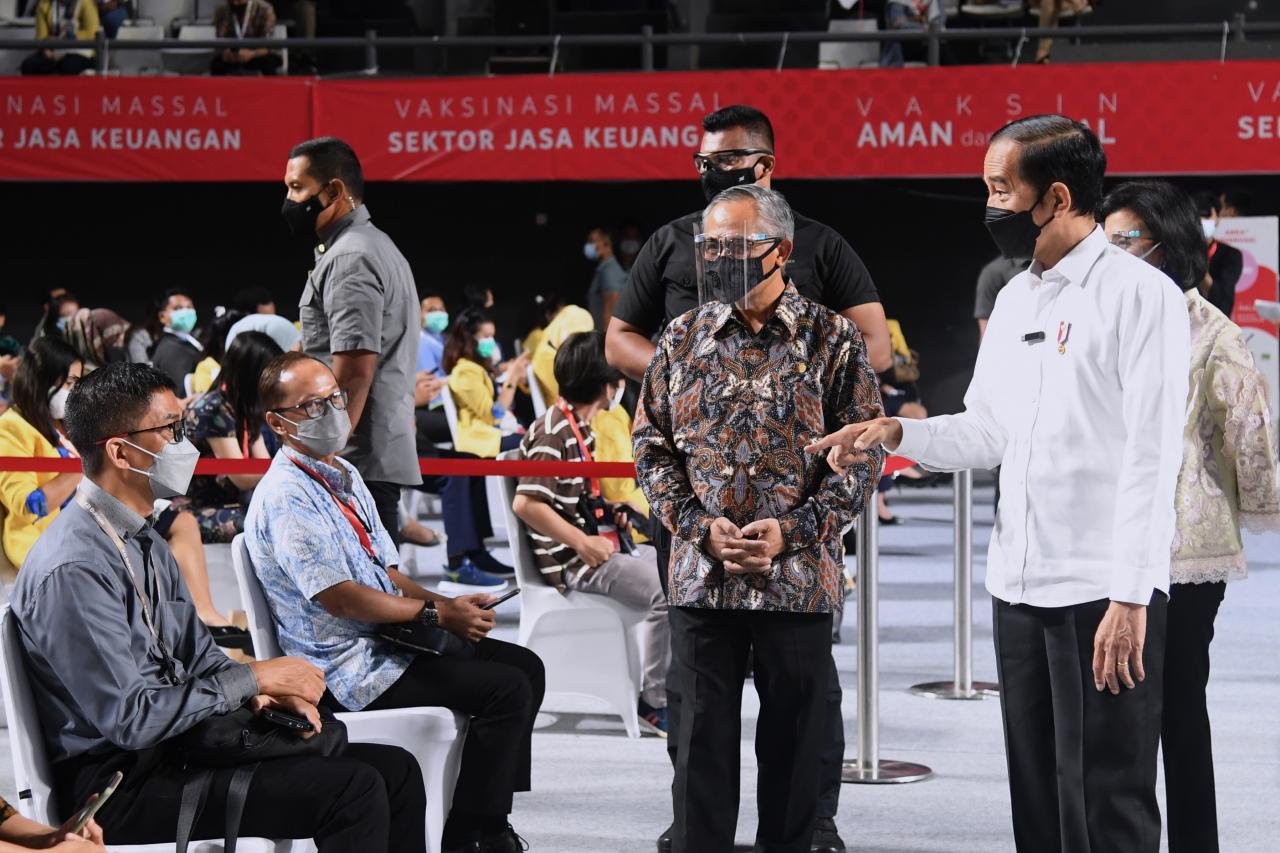 Presiden Tinjau Vaksinasi...