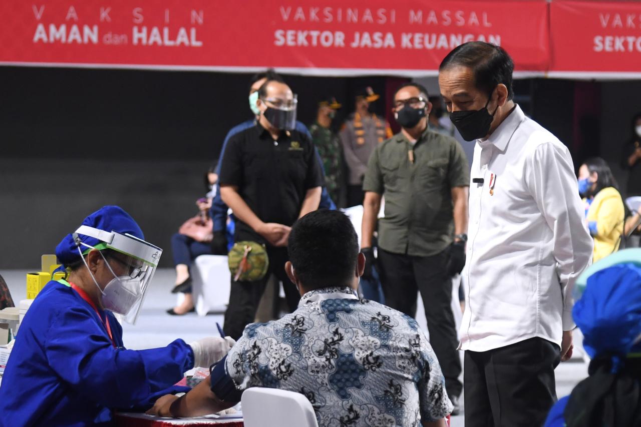 Presiden Tinjau Vaksinasi...