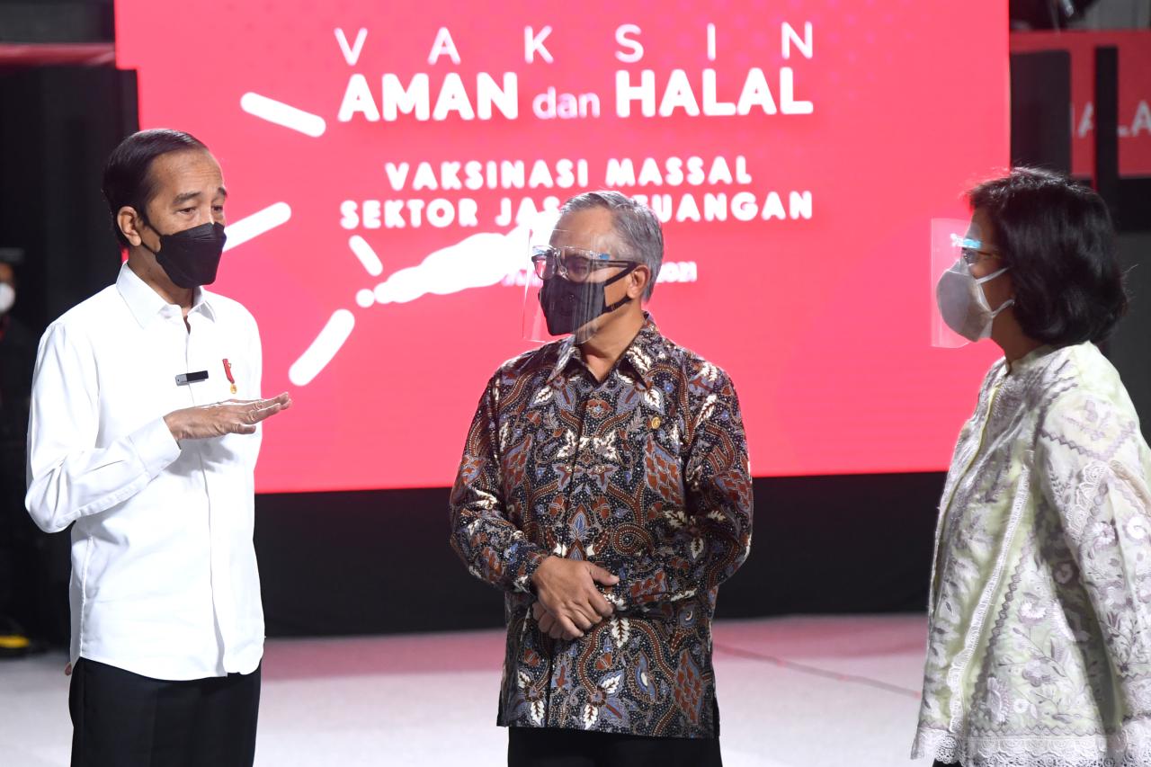 Presiden Tinjau Vaksinasi...
