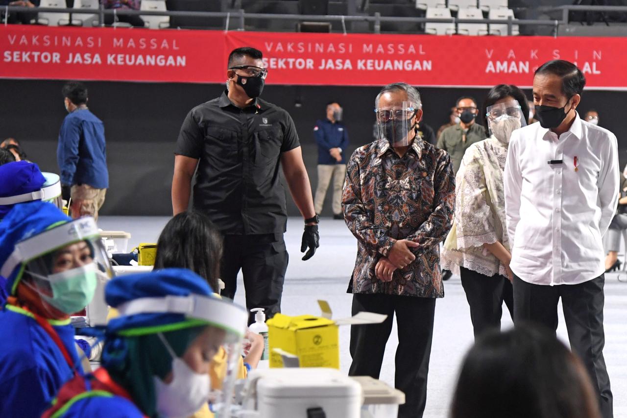 Presiden Tinjau Vaksinasi...