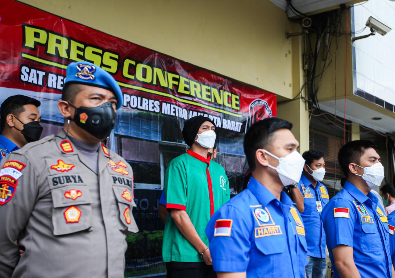 Polisi Sita Buku Hikayat...