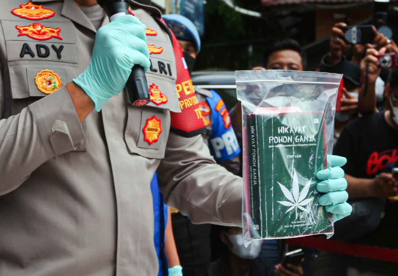 Polisi Sita Buku Hikayat...